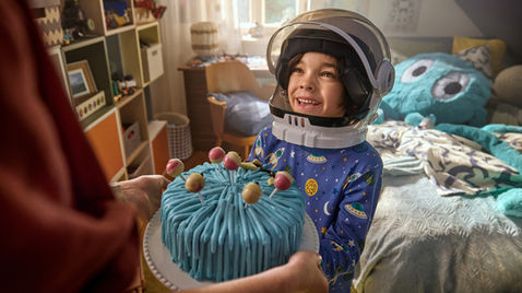 Junge im Astronautenkostüm bekommt eine blaue Alien-Torte – Setfotografie zur Thermomix-TM7-Kampagne, Andreas Reimann