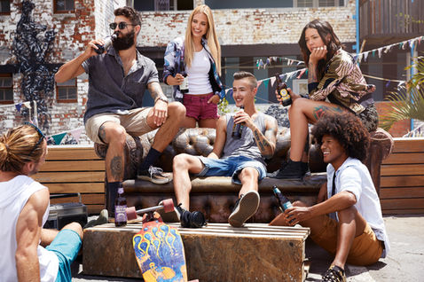 Freunde mit Bier auf einer Dachterrasse – Lifestylefotografie für die Lidl-Bierkampagne, Andreas Reimann