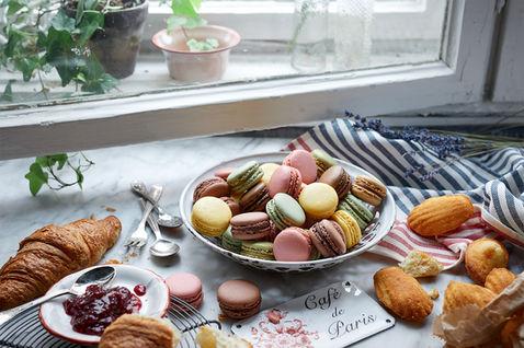 Macarons und Croissants am Fenster – Kaufland Foodwelten, Foodfotografie von Andreas Reimann