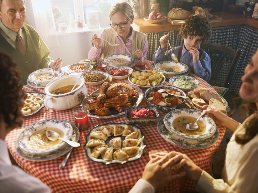 Polnische Familie an der Festtafel – Setfotografie für Kaufland Polen von Andreas Reimann, Hamburg