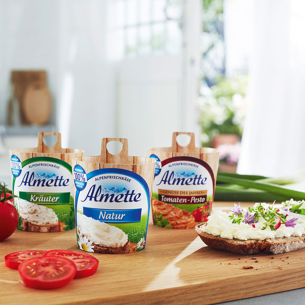 Almette-Sorten auf dem Holzbrett in heller Küche – Foodfotografie für Almette (Hochland) von Andreas Reimann, Hamburg