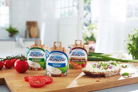 Almette-Sorten auf dem Holzbrett in heller Küche – Foodfotografie für Almette (Hochland), Andreas Reimann