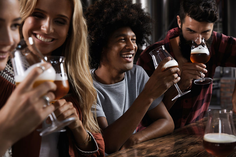 Young friends clinking beer glasses – lifestyle photography for Lidl’s beer campaign, Andreas Reimann