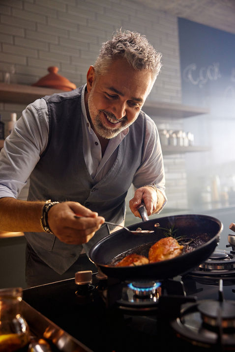 Roland Trettl brät Hähnchen in der Pfanne – People-Fotografie von Andreas Reimann
