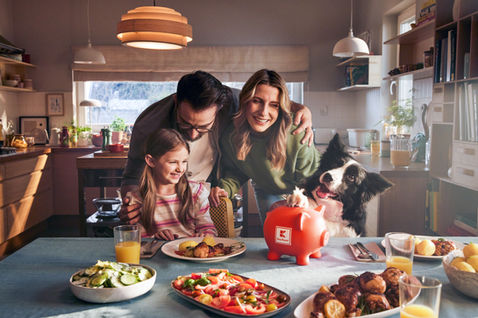 Familie mit Hund am Küchentisch mit Pizza und Salaten – drehbegleitendes Shooting am Set von Andreas Reimann, Setfotograf aus Hamburg