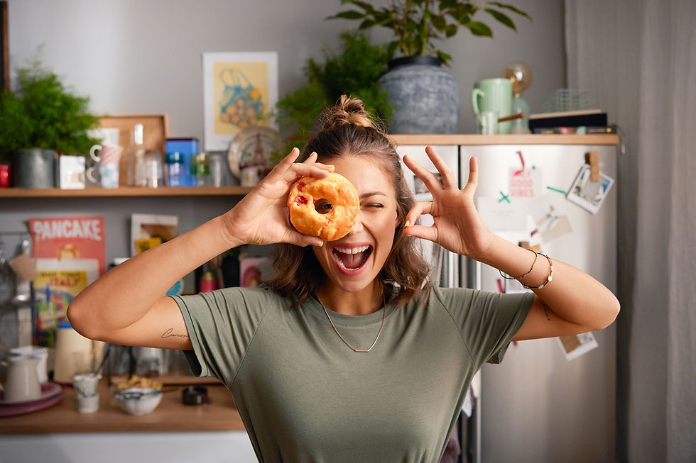 Frau hält lachend einen Donut vors Auge – Setfotografie für Nutella „Baking Queens“ von Andreas Reimann