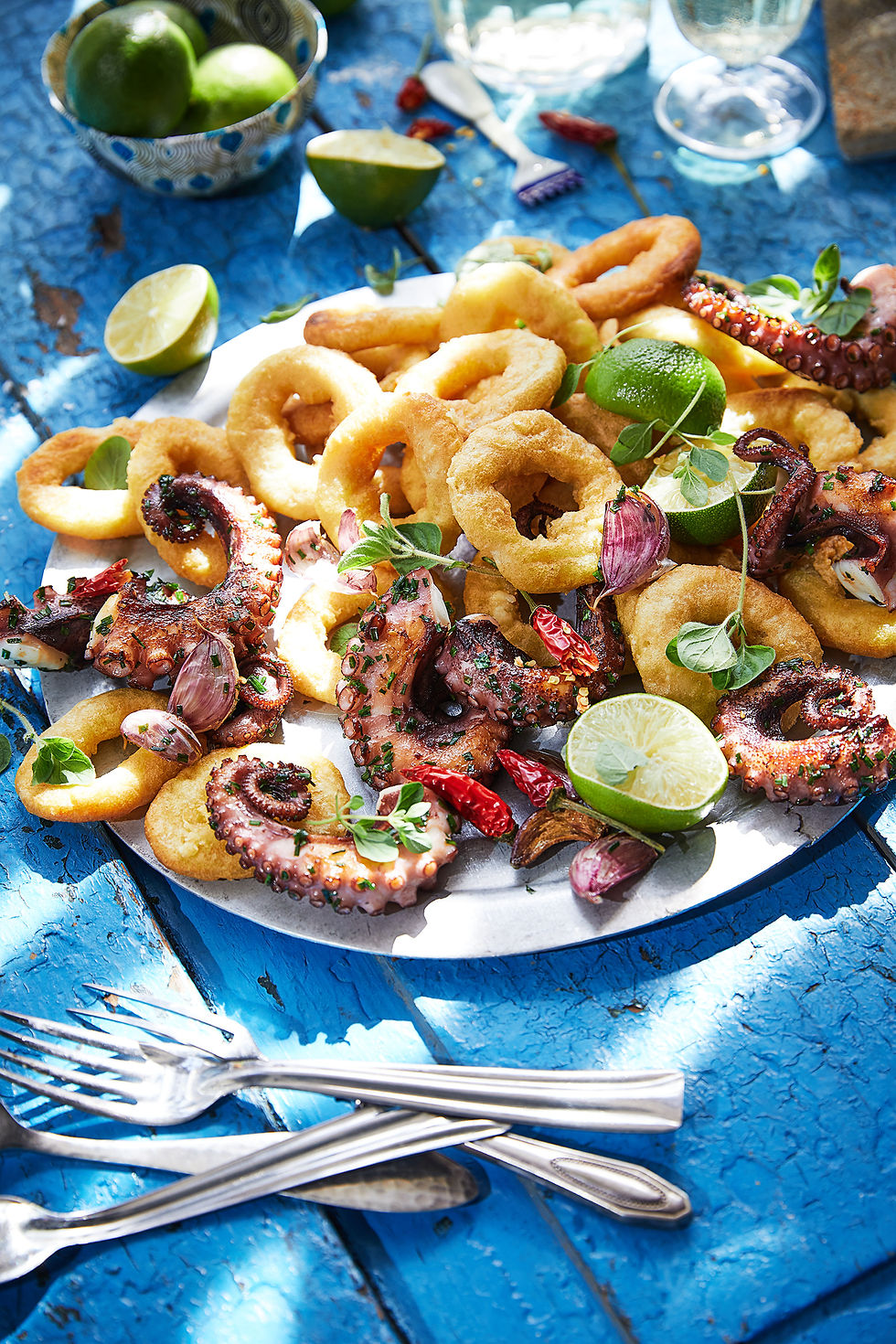 Fried calamari and octopus on a platter – Kaufland food worlds, food photography by Andreas Reimann
