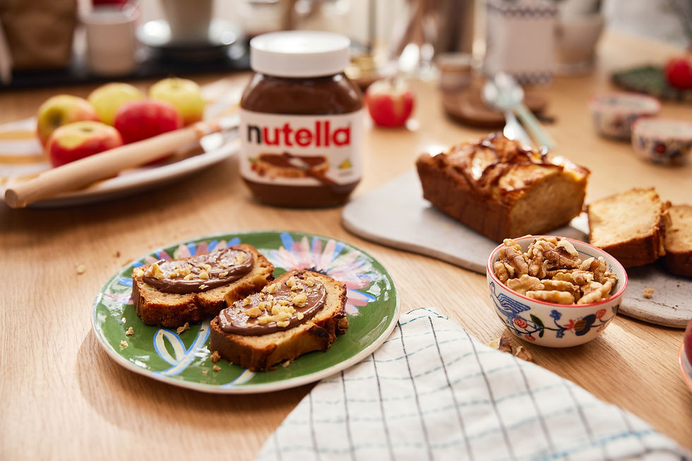 Nutella-Brote und Kastenkuchen auf dem Holztisch – Food-Still für Nutella „Baking Queens“, Andreas Reimann