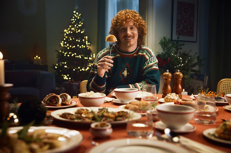 Weihnachtsessen am festlich gedeckten Tisch vor dem Christbaum – Setfotografie zum Kaufland-Werbefilm in Polen, Andreas Reimann