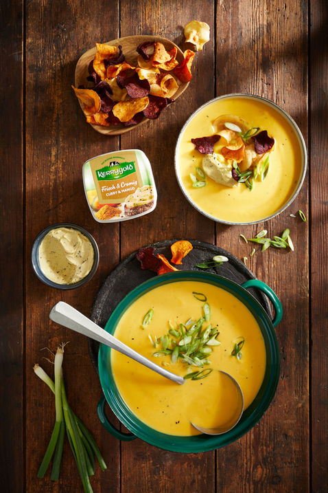 Kürbissuppe mit Gemüsechips und Kerrygold Fresh & Creamy von oben – Rezeptfoto für Kerrygold von Andreas Reimann, Foodfotograf aus Hamburg