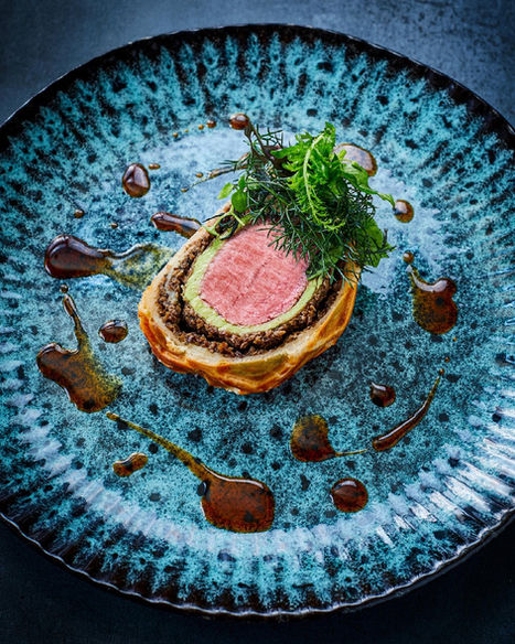 Filet Wellington mit Jus auf blauem Teller – Fine-Dining-Foodfotografie von Andreas Reimann