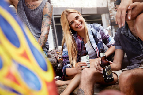 Lachende Frau mit Freunden und Bier – Lifestylefotografie für die Lidl-Bierkampagne, Andreas Reimann
