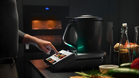 Hand wählt ein Rezept am Display des Thermomix TM7 in dunkler Küche – Setfotografie zur TM7-Kampagne von Andreas Reimann