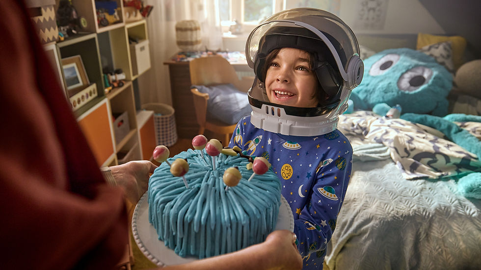 Junge im Astronautenkostüm mit blauer Torte – Setfotografie zur internationalen Thermomix-TM7-Kampagne von Vorwerk: drehbegleitende Stills im Licht und Look des Werbefilms, fotografiert von Andreas Reimann, Setfotograf aus Hamburg