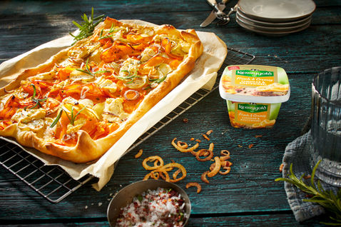 Blechkuchen mit Aprikosen – Rezeptfoto für Kerrygold, Andreas Reimann