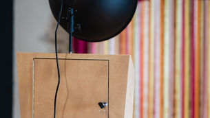 Photobooth rétro installé à l'occasion d'un shooting d'inspiration au domaine de la jonquillière à tossiat avec un décor coloré orange rose et jaune