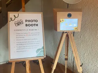 photobooth rétro en bois pour un mariage au domaine du colombier dans l'Ain