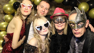 des amis se prenant en photo devant un photobooth lors d'une soirée d'anniversaire au prieuré de blyes dans l'Ain
