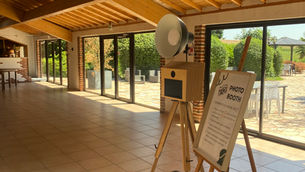 borne à selfie rétro en bois installée au domaine Alexander à Saint-Trivier-sur-Moignans pour un mariage d'été