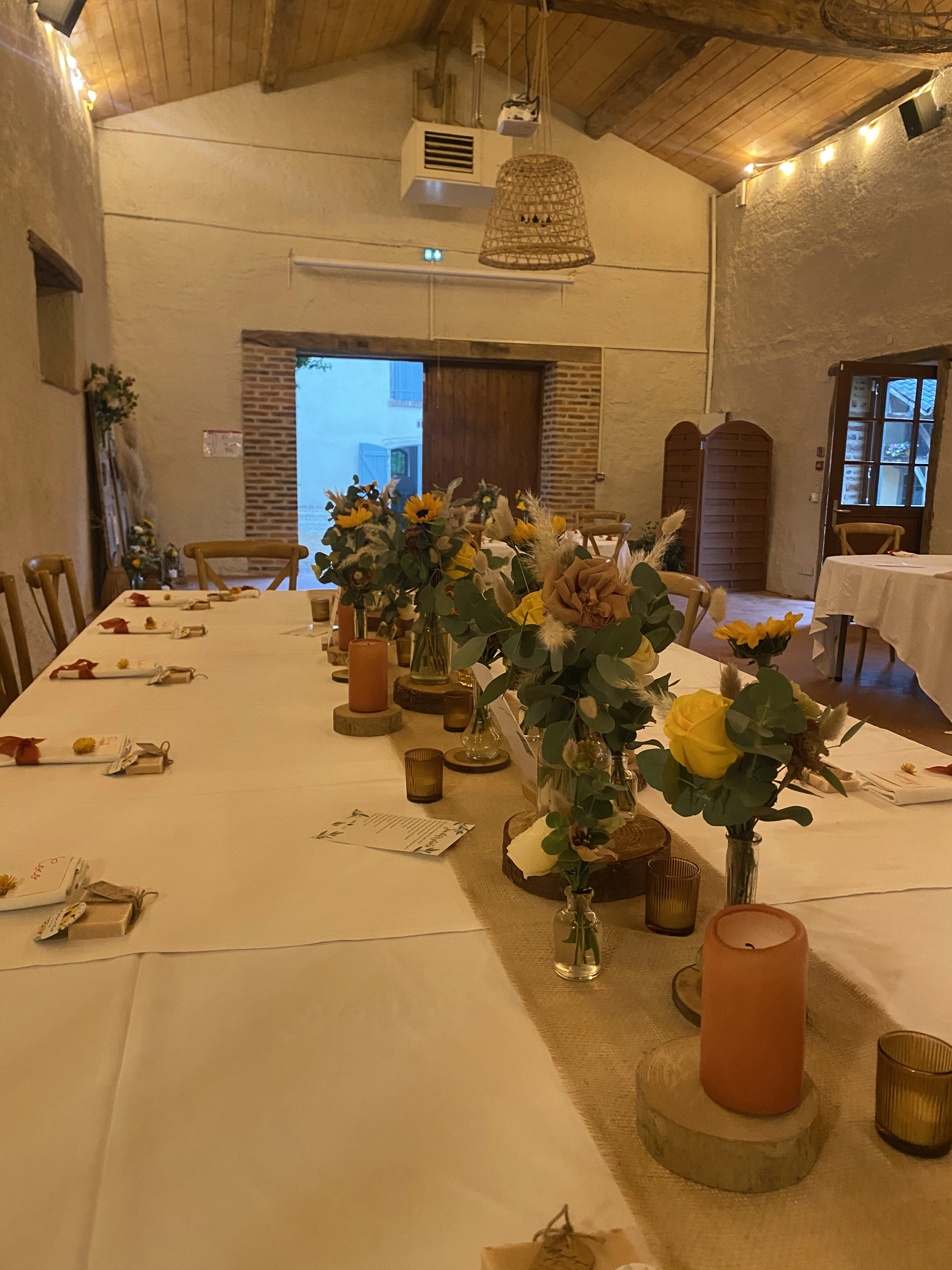 décoration de table chemin de table en jute et bougies terracotta au domaine du colombier à sandrans dans l'ain