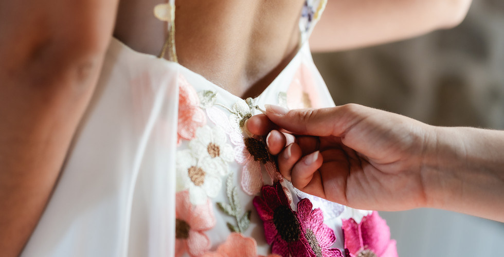 dos nu robe de mariée fleurie