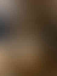 un photobooth rétro face à une arche de ballons couleur noir et or pour des 30 ans à blyes