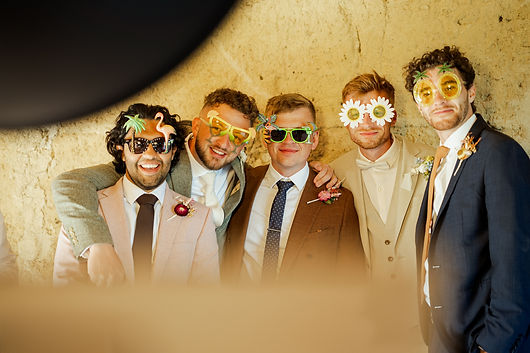 des amis se prenant en photo devant un photobooth