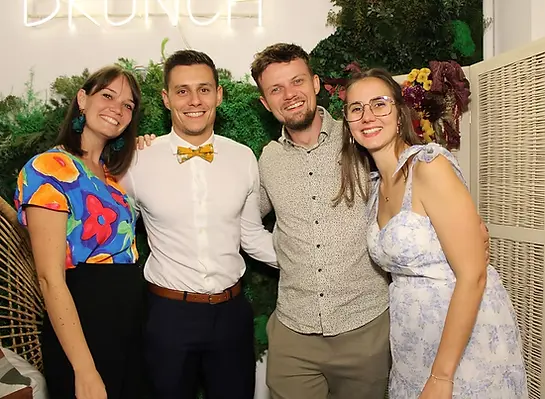 quatre amis souriant devant une borne à selfie lors d'un anniversaire à bourgoin-jallieu