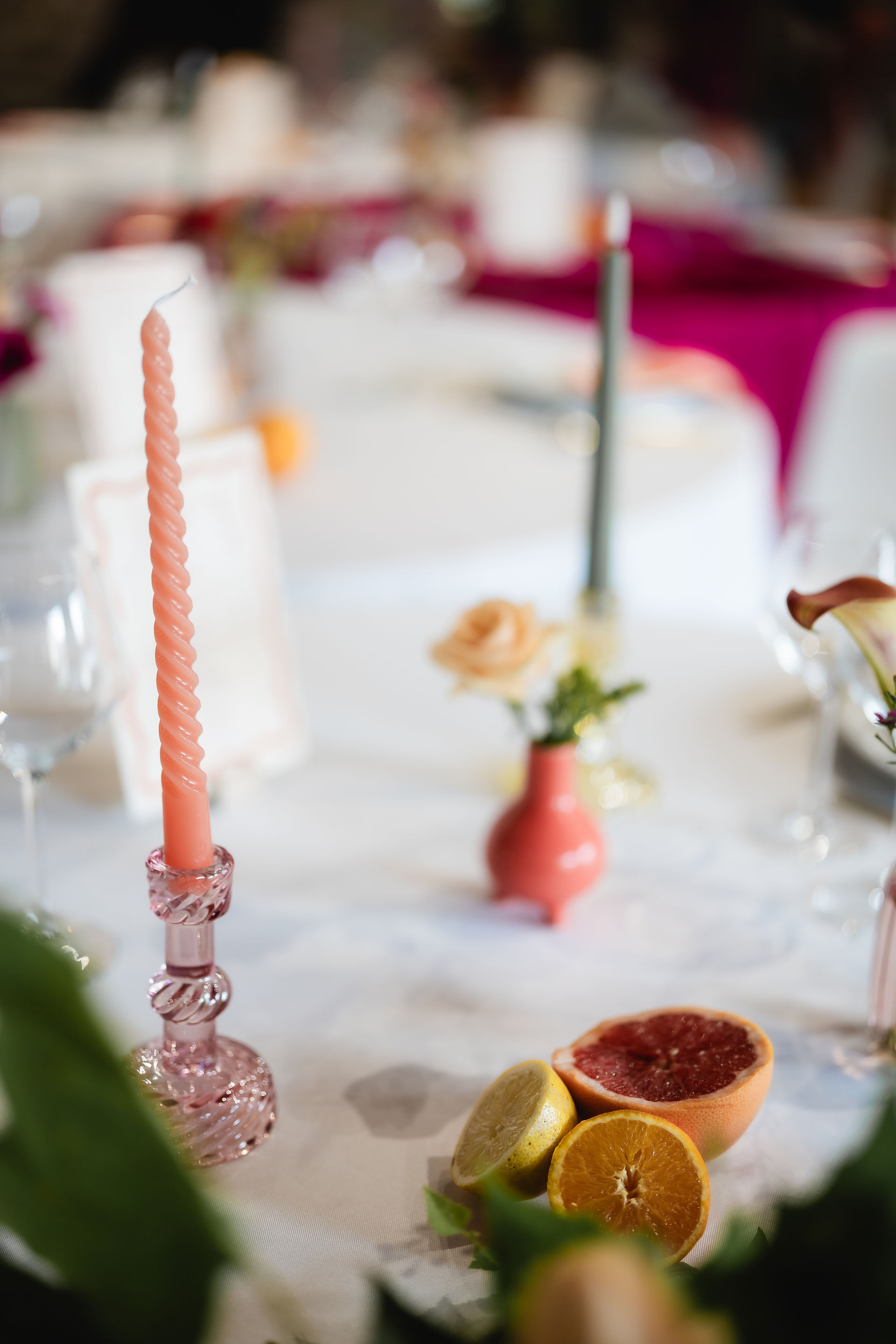 bougeoirs et fruits coupés en deux déco table