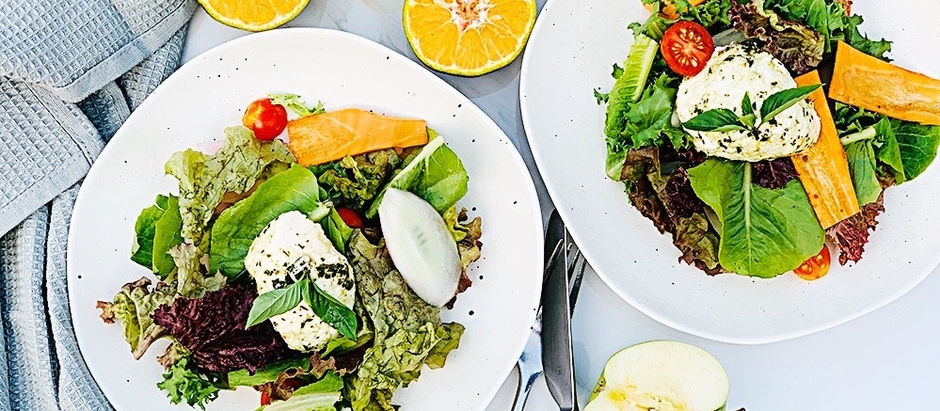 Garden salad with fresh mozzarella