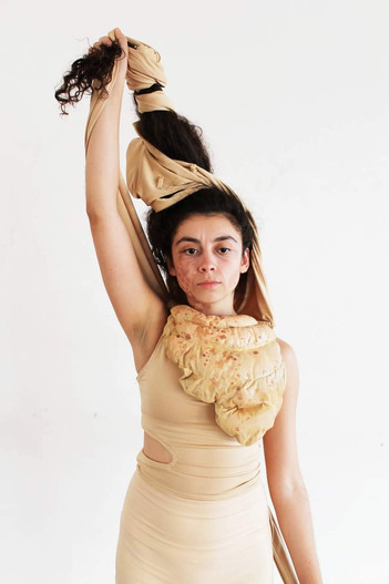 2015. Extensiones corporales. Materiales textiles. Interprete Daniela Valverde Retana.