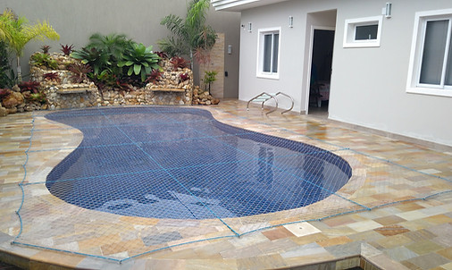 Piscina coberta com rede de proteção resistente para evitar acidentes com crianças