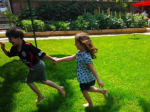 Kids Akademi Konseptli Eğitim Modeli Kids Akademi Konseptli Eğitim Modeli yüksek akademik başarıyı; bireyselliğe, bağımsızlığa önem veren, öğrencilerine kendi eğitim programını kendi düzenleme sorumluğunu yükleyen eğitim anlayışıyla bol boş zamanı, eğlenerek öğrenmeyi birleştiren sistem haline getiriyor. Bu sistemi göz önünde bulundurarak Okul mimari tasarımı yapılırken üstüne en çok düşündüğümüz, plan yaptığımız ve tartıştığımız alanımız bahçedir. Eğitim adına söylemek isteğimiz birçok şeyi bahçemizle anlatılacağını biliyorduk. Oyunun en değerli öğrenme yöntemi olduğuna inanıyoruz. Klasik, ezberci öğrenim kalıplarını yıkarak, özgün ve modern eğitim modelleri, dünya standartlarındaki eğitim teknolojileri, akademik ve sportif başarıları, konsept okulları, uluslararası vizyonuyla Türk eğitim sistemine pek çok yenilik getirdi.