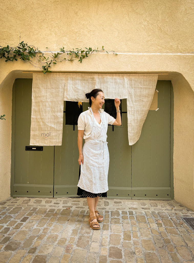 Michiko devant son comptoir à Bento à Uzès