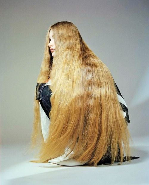 sofi krouk hair style ''Quand on laisse les cheveux atteindre naturellement leur pleine longueur, du phosphore, calcium et de la vitamine D sont fabriqués