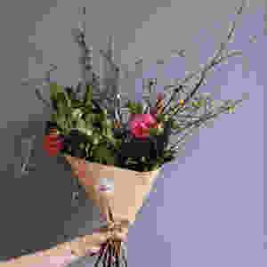 Saisonaler Strauss mit Kamelien von Blumenpost