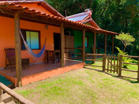 Chalés privativos com redes nas varandas na pousada recanto do chale em macacos minas gerais