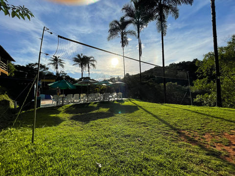 área verde com rede para jogar peteca volei ou qualquer outro exercicio