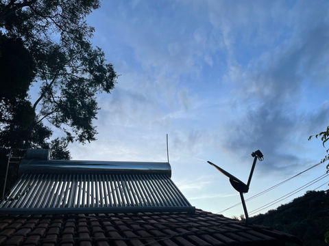 aquecimento solar e antena de tv a cabo na pousada recanto do chalé