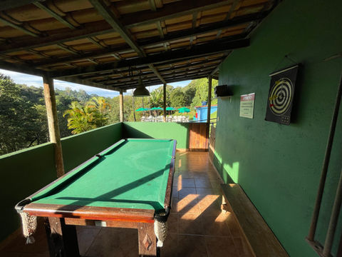 área de sinuca da pousada recanto do chalé com vista