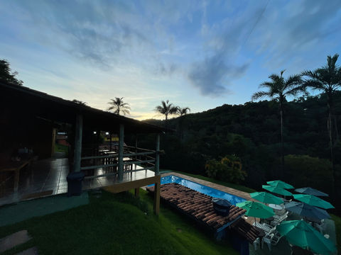 bela vista ao entardecer da pousada recanto do chalé