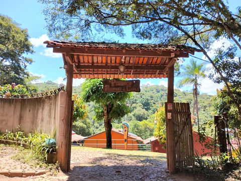 fachada do recanto do chalé em macacos minas gerais