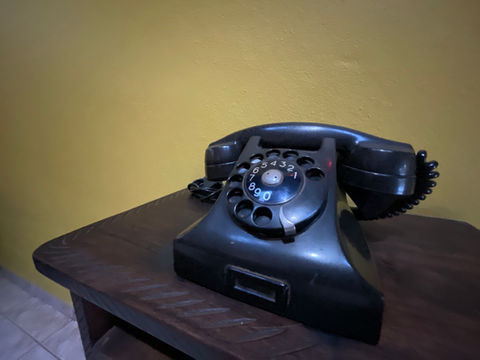 telefone antigo na pousada recanto do chalé como parte da decoração