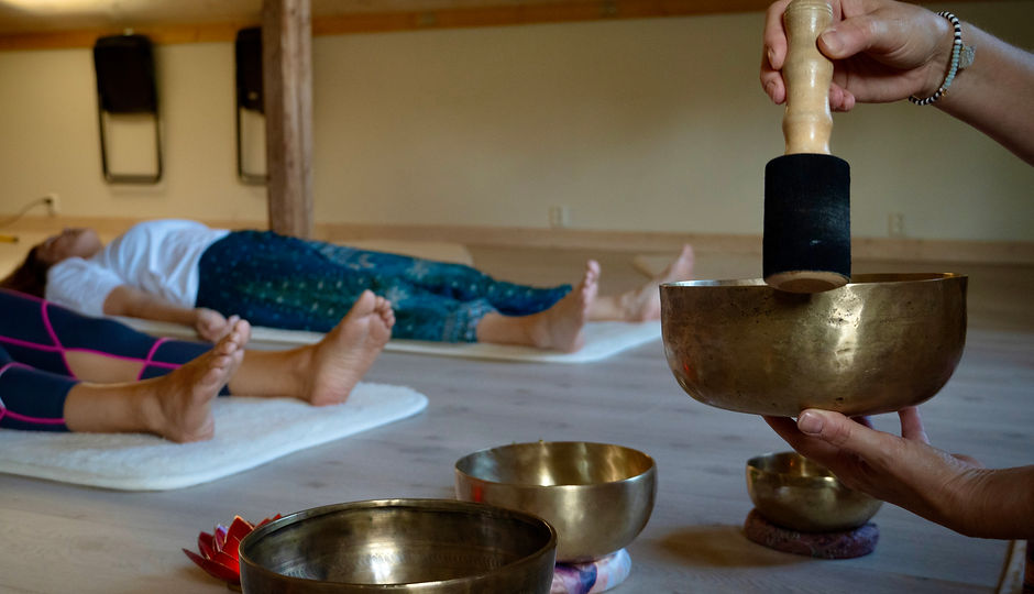 Tibetank syngeboll og personer som hvile på matta