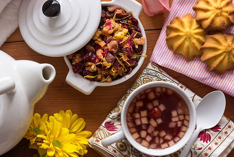 tea, tisane rose petals, calendula flower and cranberries. lychee, strawberry & apple extract.