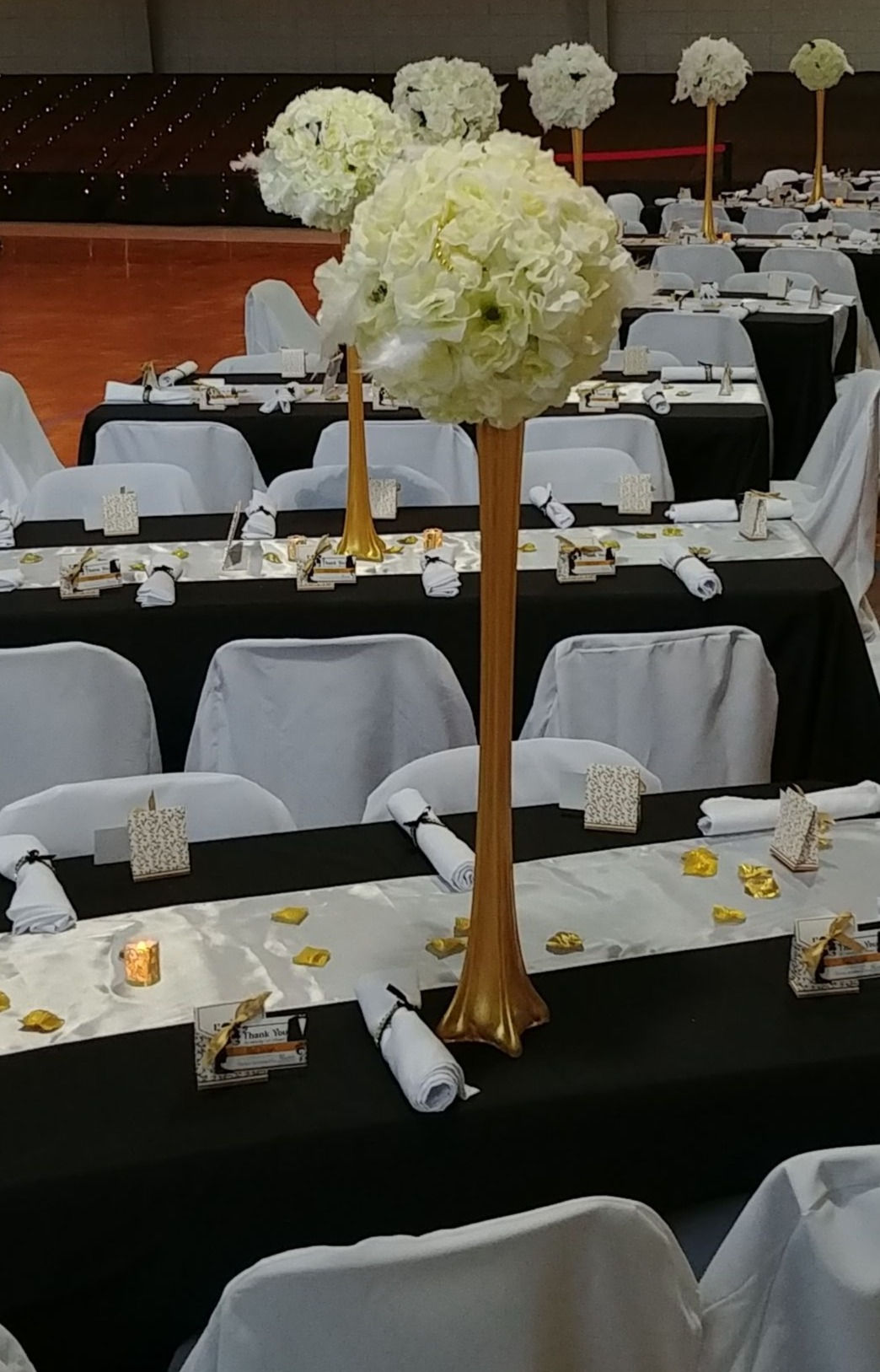 Centerpieces (flowers or feathers) w/ Eiffel Tower Vases (28")