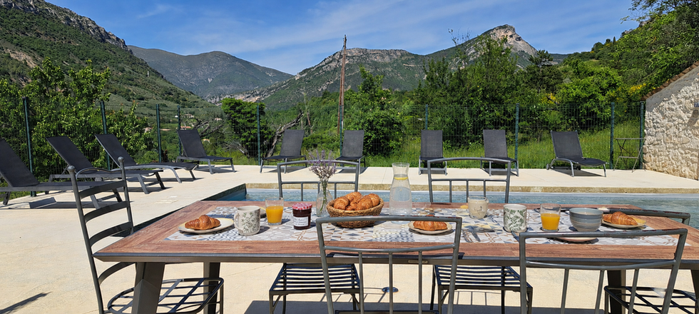 Petit déjeuner en bord de piscine privée au Mas des Fontettes, gîte près de Nyons