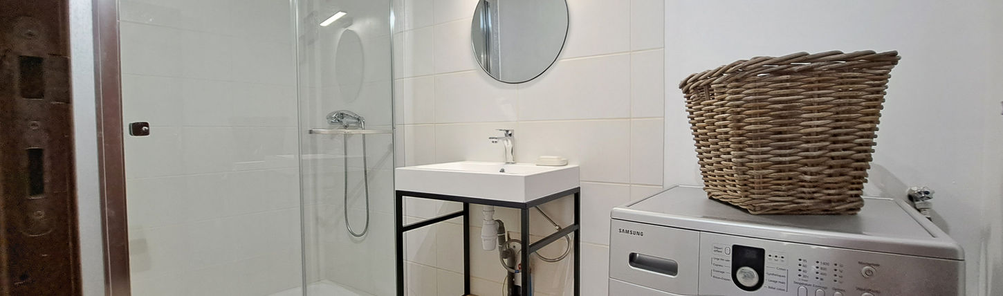Salle de bain avec douche et machine à laver au mazet Sainte-Jalle, location à la nuitée, week-end, semaine proche de Nyons, Vaison la Romaine, Buis les baronnies en Drôme provençale