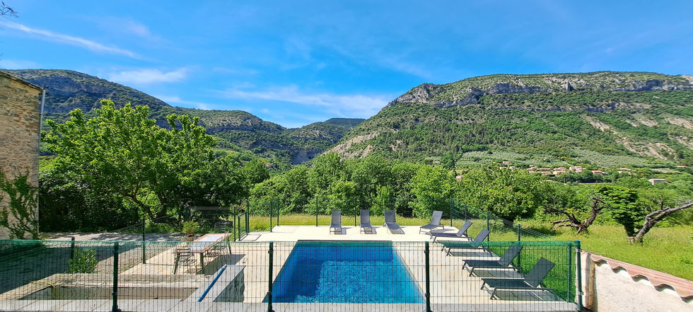 Piscine privée chauffée dans une location de vacances pour 14 personnes