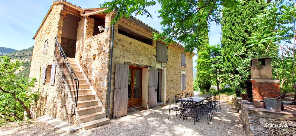 extérieur et barbecue du gîte de grande capacité près de Nyons